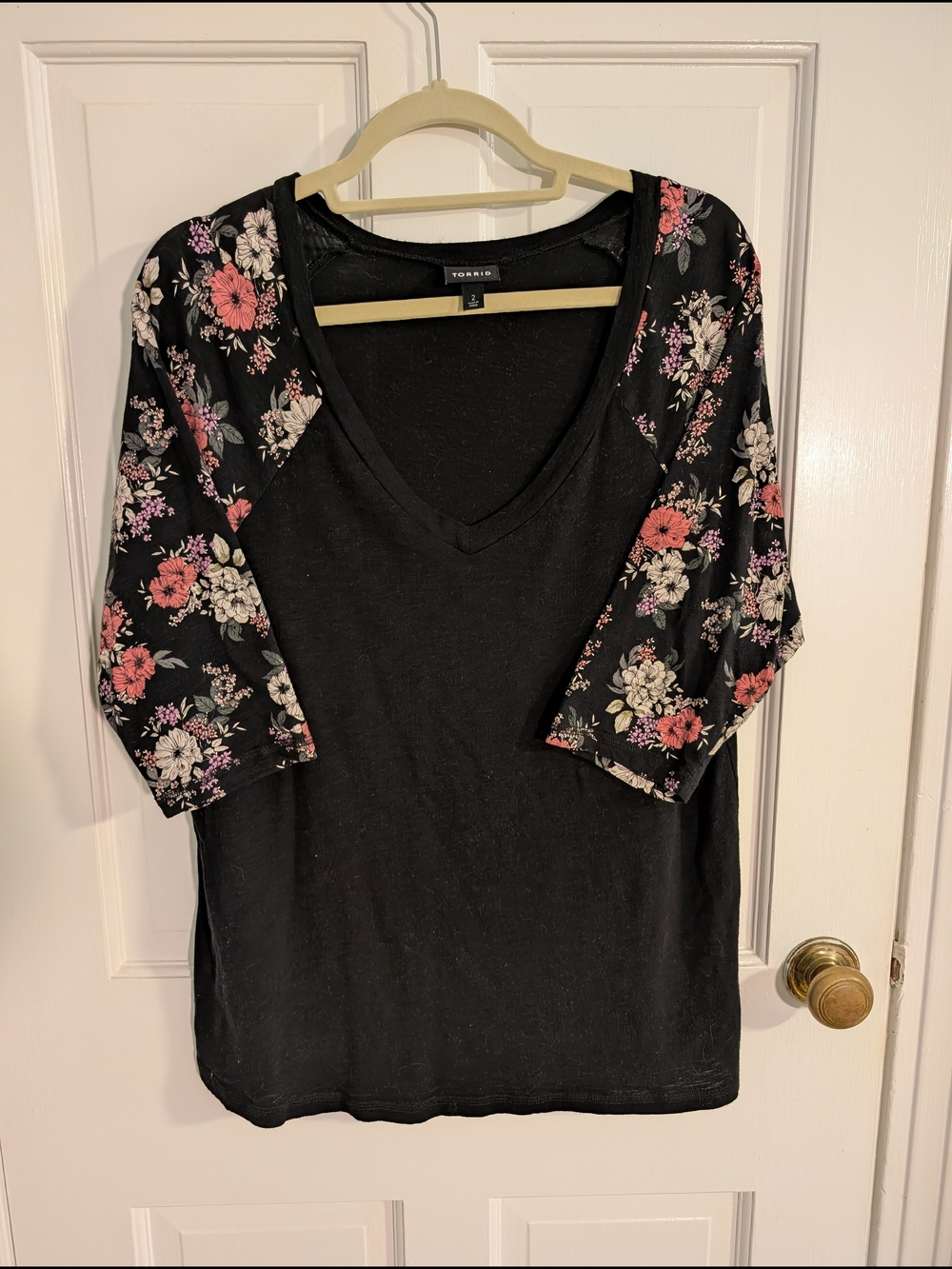 torrid Black V-Neck Top with Floral Raglan 3/4 Sleeves